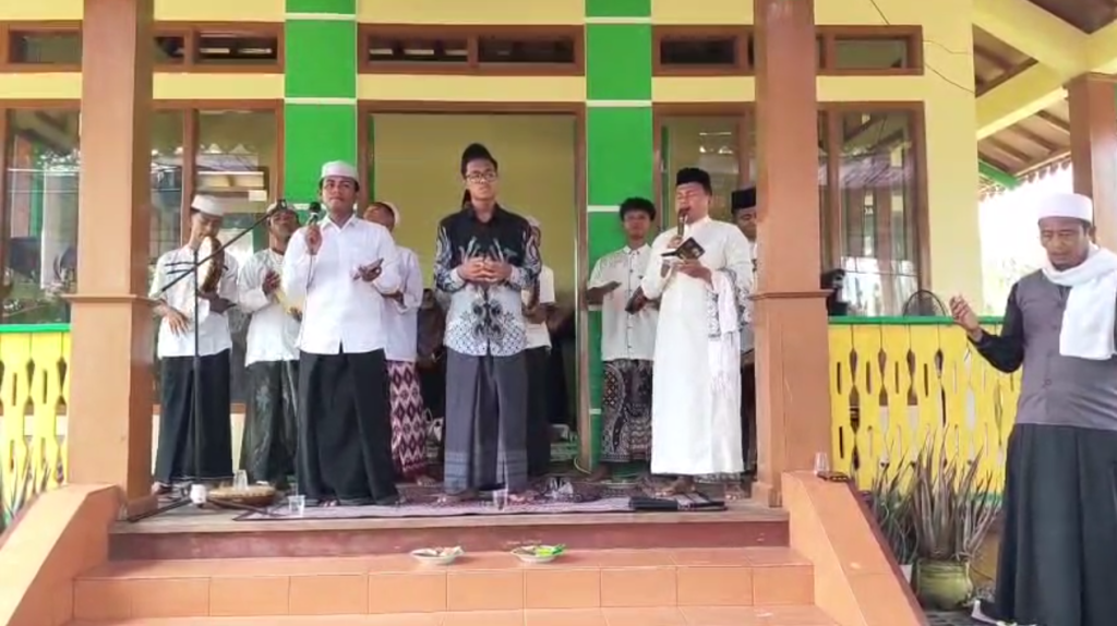Penyuluh Agama Islam KUA Tambelang, Ustadz Umar Abdullah, S.Ag. mengisi peringatan Maulid Nabi Muhammad di Pondok Al-Qur’an Desa Sukarapih, Kecamatan Tambelang, Bekasi